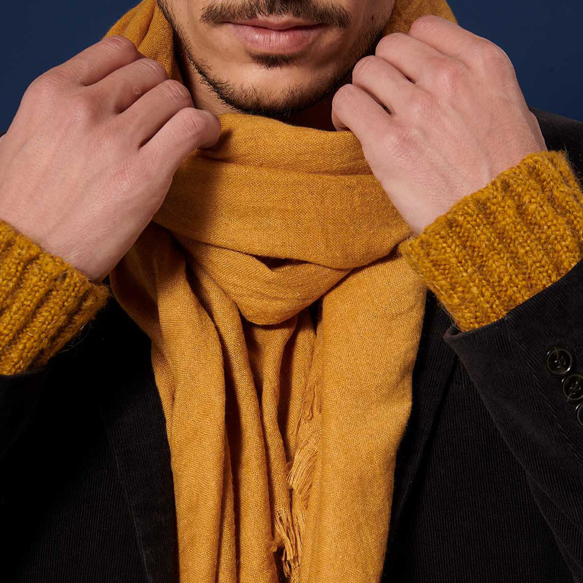 Foulard uni jaune moutarde à franges