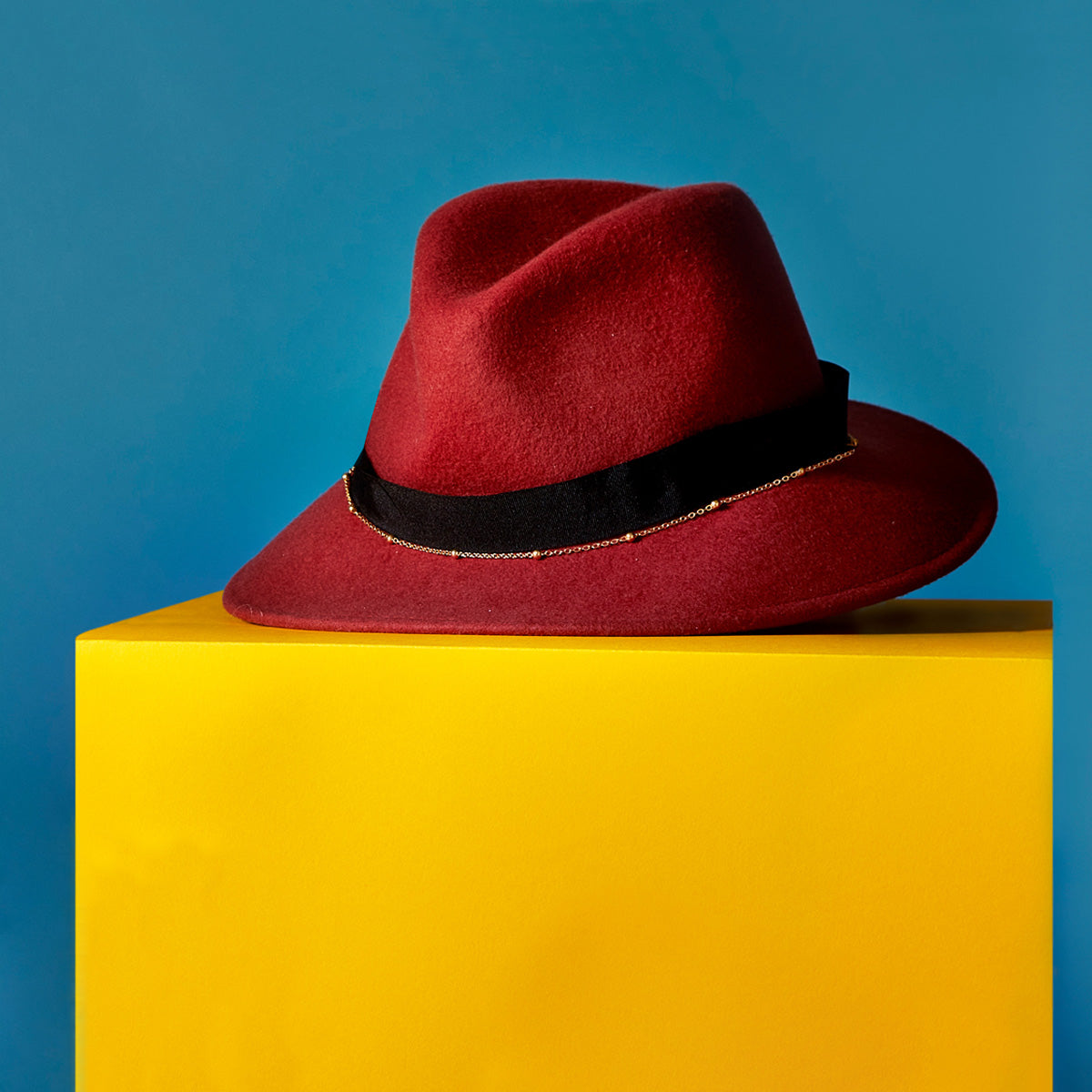 Chapeau fédora détail chaîne - rouge